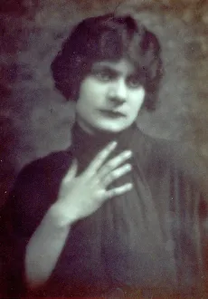 Female Dancer Portrait Drucke: Half-ength portrait of the dancer Irma Duncan