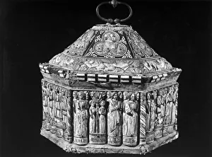 Female Portrait In Costume Drucke: Hexagonal casket from the workshop of the Embriachi