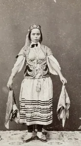 Traditional Dress Drucke: The image shows a typical Tunisian dancer
