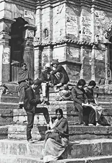 Italienische Menschen auf den Treppen eines Gebäudes