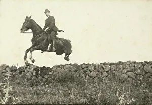 Ein Ritter springt über ein Hindernis