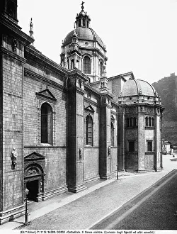 Das linke Seitenportal der Kathedrale von Como