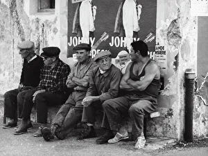 French Seaside Scene Drucke: Men on a bench in Saint Tropez