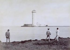 Zwei Männer hinteren beobachten die Torre del Girasole in Lucca. Beachten Sie: Der Turm heißt Torre del Girasole (Turm des Sonnenblumes) und nicht Marzocco. Er befindet sich in Lucca, Italien