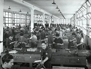 Industrial Interior Design Drucke: Men at work in a factory