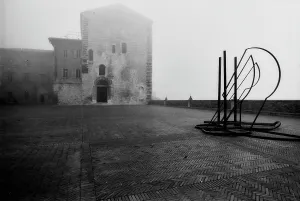 Urban Landscape Photography Italy Drucke: The metaphysical square of Gubbio