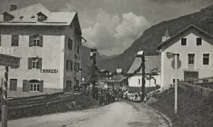 Das Album Visionen der Kriegszeit 1915-1918 : Militärs und Bevölkerung auf einer Straße von Canazei, 1920