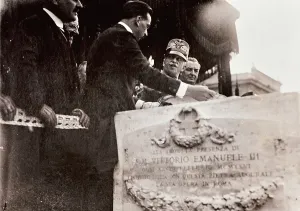 Über Vittorio Emanuele III legt die erste Stein für den Bau der Wohnungen der Angestellten in Piazza Verbano a.