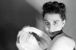 Female Model Photography Drucke: Model posing with a shell