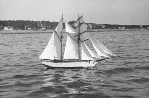 Coastal Landscape Scene Drucke: Model of a sailing ship in the sea