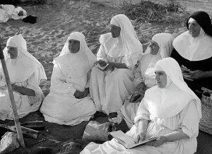 Gerahmter Druck : Nonnen am Strand Gerahmter Druck : Nonnen am Strand