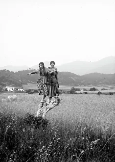 Tree Trunk Photography Drucke: Pair of girls posing on a tree trunk