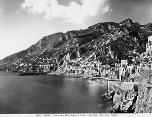 Panoramaansicht von Amalfi aus der Straße, die von Atrani kommt