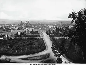 Panorama der Stadt Citta di Castello mit einer Straße, die auf die Stadtmauern zuführt.