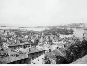 Drucke von Ein atemberaubendes Panorama der italienischen Hafenstadt Genova, mit den majestätischen Gebäuden und dem blauen Meer im Hintergrund Ligurien Drucke: Panorama von Genua