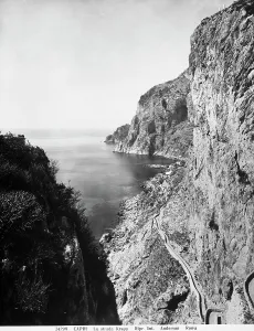Rock Formations In Italy Drucke: Panoramic view of the Via Krupp in Capri