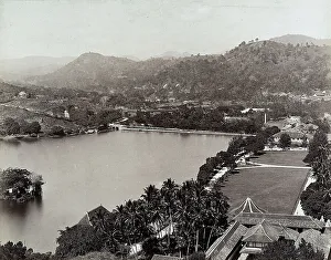 Panoramic Lake View Drucke: Panoramic view of a large lake in Kandy, in Sri Lanka (ex Ceylon)