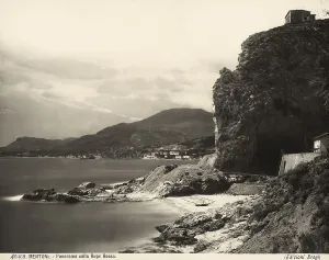 Coastal Architecture Images Drucke: Panoramic view of Mentone with the so-called Red Cliff in the foreground