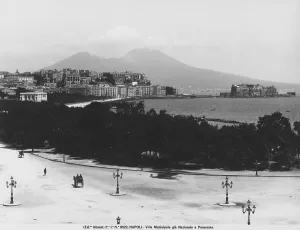 Mount Vesuvius Landscape Drucke: Panoramic view of Naples from Via Caracciolo