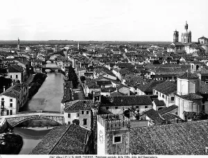 Panorama von Padua vom Observatorium aus gesehen, links sichtbar ist der Fluss mit den Brücken