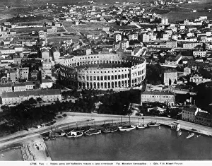 Ancient Civilization Landscapes Drucke: Panoramic view of Pola with the Roman ampitheatre
