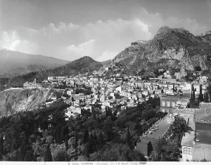 Italian Architecture 1930s Drucke: Panoramic view of Taormina