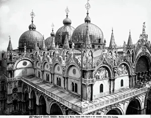 Byzantine Art Style Drucke: Partial view of the domes and the second floor of St. Mark's Basilica in Venice