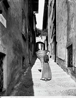 Italian Architecture 1900s Drucke: Partial view of Via Plinio in Bellagio; in the foreground