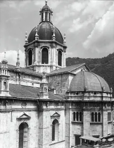 Catholic Church Buildings Europe Drucke: Partial view of the right transept of the Cathedral of Como