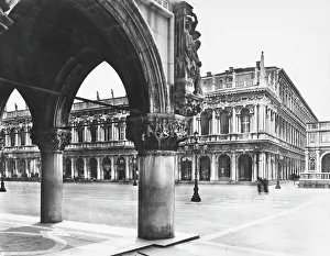 Doges Palace Architecture Drucke: Partial view of St. Mark's Square in Venice