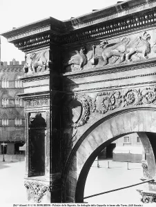 Siena Architecture Drucke: Particular of the upper part of the Piazza Chapel