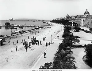 Italian Urban Landscape Drucke: People strolling along the seafront of Trapani