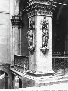 Säule mit den Statuen von San Pietro und einem heiligen Bischof in der Loggia dei Mercanti in Siena.