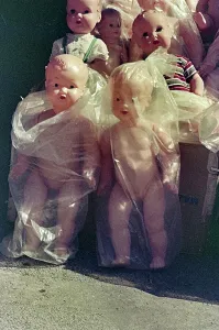 Gerahmter Druck : Plastikpuppen in einer italienischen Straße Gerahmter Druck : Plastikpuppen in einer italienischen Straße