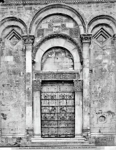 Romanesque Portal Drucke: The portal, designed by Oderisio da Benvenuto