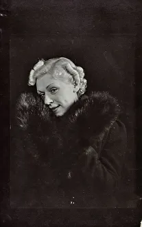 Actress In Fur Coat Drucke: Portrait of an actress