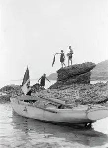 Vintage Bathing Costumes Drucke: Portrait of bathers on rocks