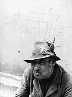 Elderly Man Portrait Drucke: Portrait of an elderly man with hat
