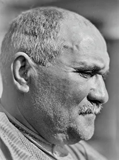 Agricultural Worker Image Drucke: Portrait of farmer
