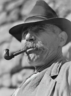 Country Life Photography Drucke: Portrait of farmer with pipe