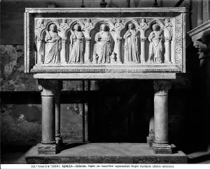 Medieval Sculpture Drucke: Pulpit with front altar representing five figures of Saints