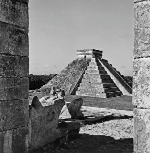 Mesoamerican Pyramids Drucke: The Pyramid of Kukulcan at Chichen Itza