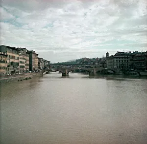 Medieval Bridge Architecture Drucke: The river Arno, Florence
