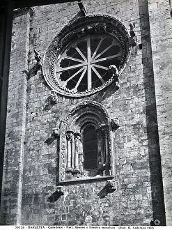Rosone und Fenster, Detail der Fassade des Doms (S.Maria Maggiore), in Barletta. Der Rosette umgeben von Konsolen, auf denen Tiere stehen. Die Fenster sind mit Skulpturen verziert.