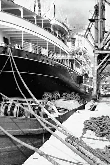 Schiff in der Hafenbucht von Triest