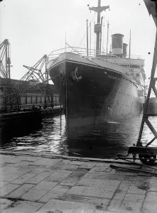 Schiff in der Hafenbucht von Triest