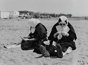 Zwei Nonnen am Strand