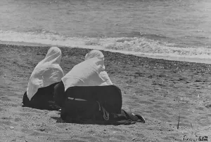 Zwei Nonnen am Strand