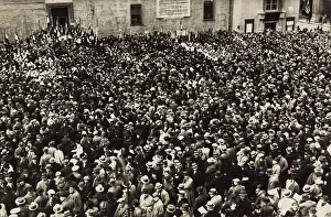 Urban Architecture Italy Drucke: A square teeming with people