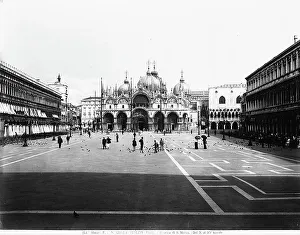 Byzantine Architecture Europe Drucke: St. Mark's Square in Venice, with the faade of St. Mark's Basilica